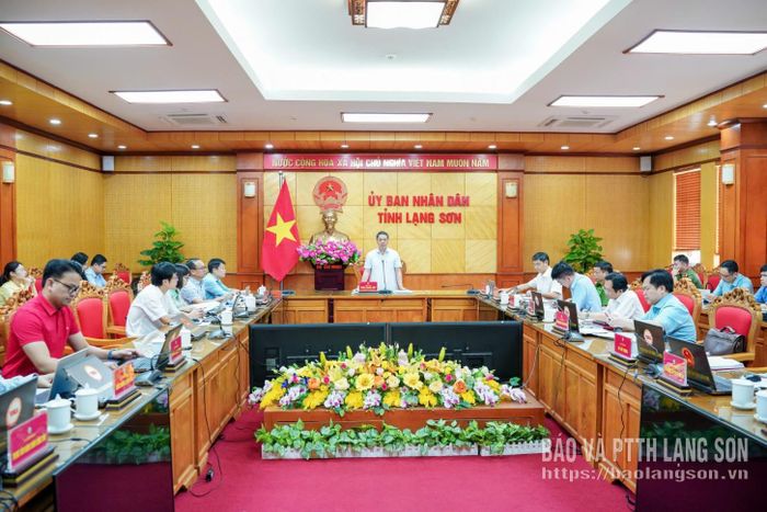 Lãnh đạo UBND tỉnh và đại biểu các sở, ngành tham dự buổi làm việc
