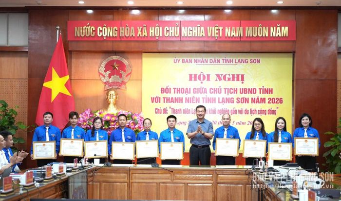 Đồng chí Nguyễn Cảnh Toàn, Phó Bí thư Tỉnh ủy, Chủ tịch UBND tỉnh tặng bằng khen cho thanh niên tiêu biểu, có thành tích xuất sắc trong thực hiện chủ đề đối thoại giữa Chủ tịch UBND tỉnh với thanh niên năm 2025