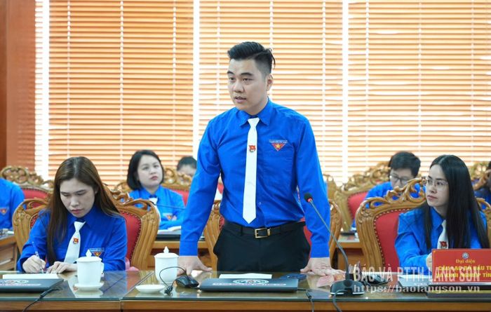 Thanh niên phát biểu tại hội nghị