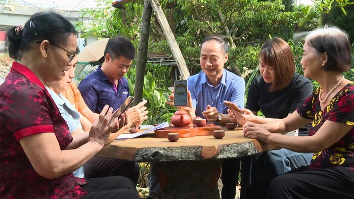 Tổ công nghệ số cộng đồng hướng dẫn người dân cài đặt ứng dụng VNeID và sử dụng dịch vụ công trực tuyến.