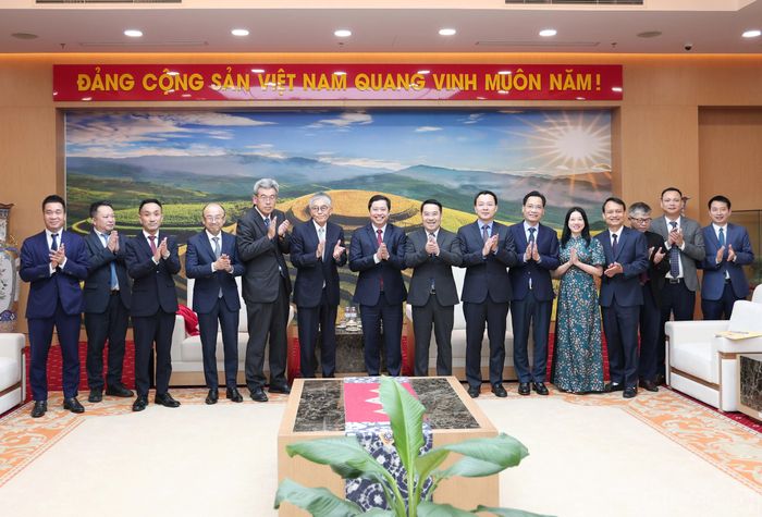 Các đại biểu chụp ảnh lưu niệm tại buổi làm việc.