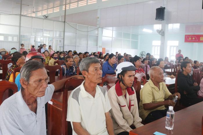 Đông đảo người dân đến nhận quà