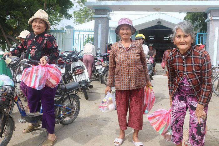 Các hộ nghèo, cận nghèo nhận quà của chương trình ra về