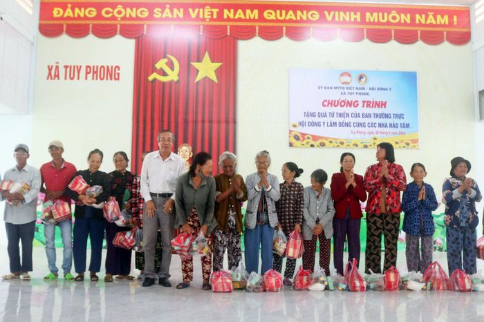 Người dân nhận quà