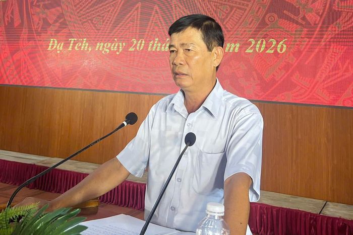 Ông Nguyễn Hoàng Minh, Chủ tịch UBND xã Đạ Tẻh giải trình, làm rõ một số nội dung mà cử tri quan tâm