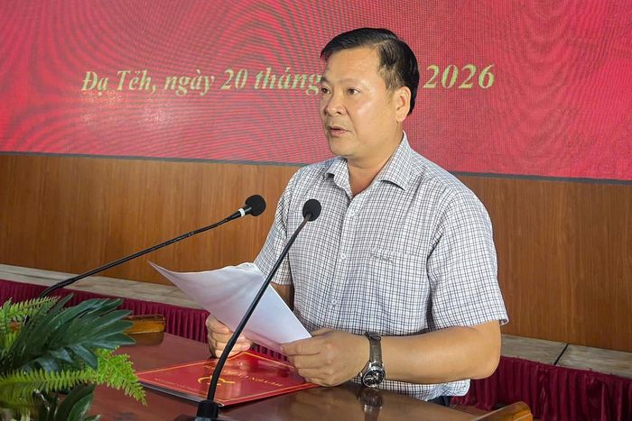 Đồng chí Tống Giang Nam, Bí thư Đảng ủy xã Đạ Tẻh, đại diện Tổ đại biểu HĐND tỉnh thông tin tới cử tri xã Đạ Tẻh dự kiến nội dung, chương trình kỳ họp thường lệ giữa năm
