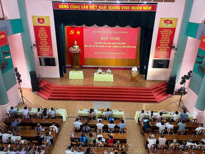 Quang cảnh buổi tiếp xúc cử tri