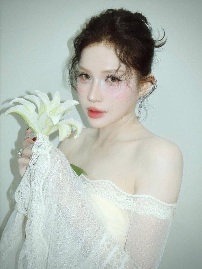 Dân tình đồn đoán chuyện cô và Huỳnh Phương sắp lên xe hoa nhưng cả hai đều không lên tiếng.