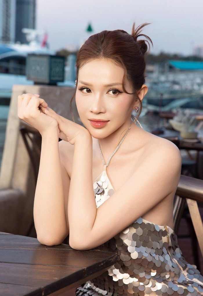 Khả Như thon thả, quyến rũ trong loạt ảnh mới đăng tải giữa tin đồn mang thai.