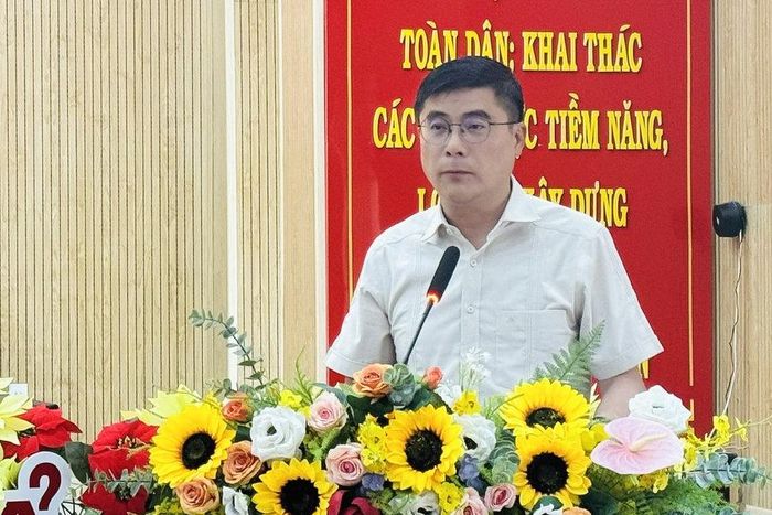 Đồng chí Nguyễn Khắc Bình, Ủy viên Ban Thường vụ Tỉnh ủy, Chánh Văn phòng Tỉnh ủy tiếp thu, ghi nhận và giải trình những kiến nghị của cử tri Phường 2 Bảo Lộc