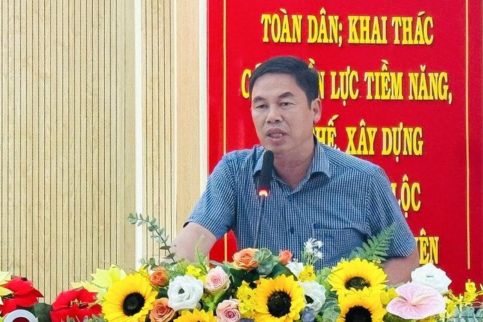 Đồng chí Nghiêm Xuân Đức, Bí thư Đảng ủy, Chủ tịch HĐND phường tiếp thu, ghi nhận và giải trình các kiến nghị của cử tri thuộc thẩm quyền
