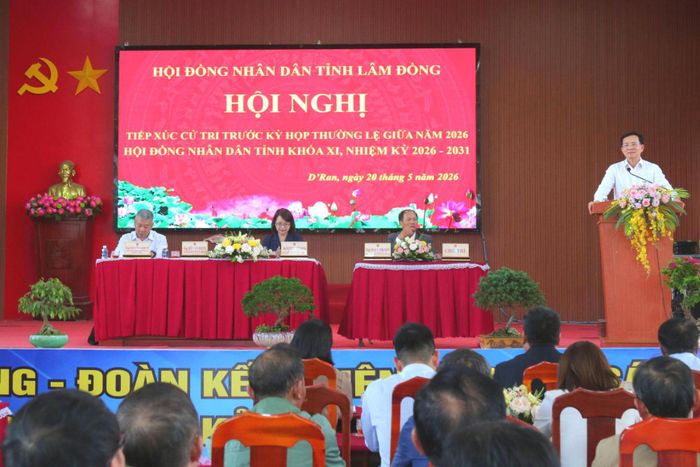 Ủy viên Ban Chấp hành Trung ương Đảng, Phó Bí thư Tỉnh ủy, Chủ tịch UBND tỉnh Hồ Văn Mười thông tin đến đông đảo cử tri các địa phương tình hình kinh tế - xã hội, an ninh - quốc phòng tại Lâm Đồng trong 4 tháng đầu năm 2026