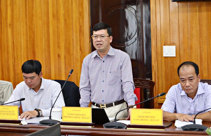 Lãnh đạo phường Cam Ly - Đà Lạt báo cáo tại cuộc họp