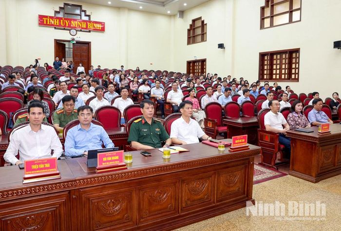Các đại biểu dự hội nghị.