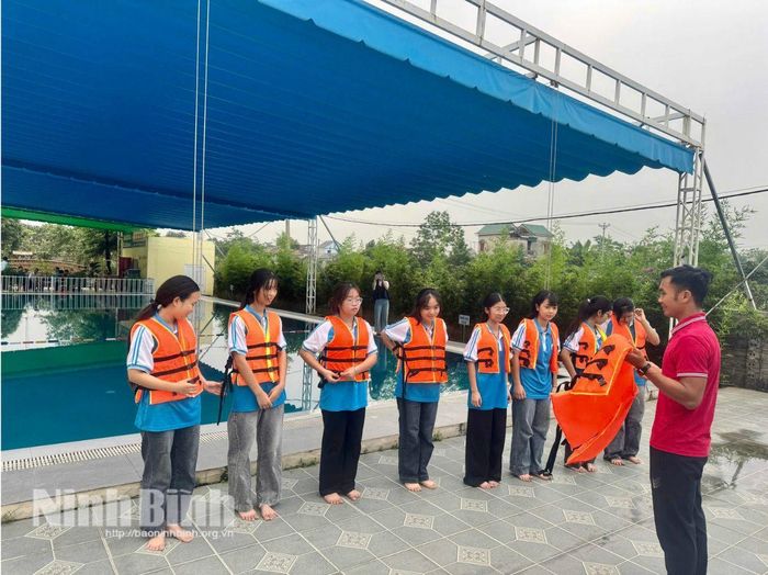 Học sinh Trường THCS Phúc Sơn (phường Tây Hoa Lư) được hướng dẫn sử dụng áo phao và trang bị kỹ năng an toàn dưới nước trong lớp học bơi phòng, chống đuối nước dịp hè.
