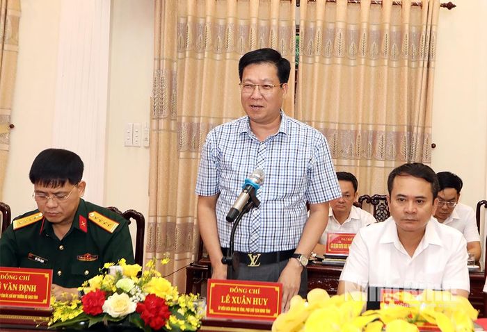 Đồng chí Lê Xuân Huy, Tỉnh ủy viên, Phó Chủ tịch HĐND tỉnh phát biểu tại hội nghị.