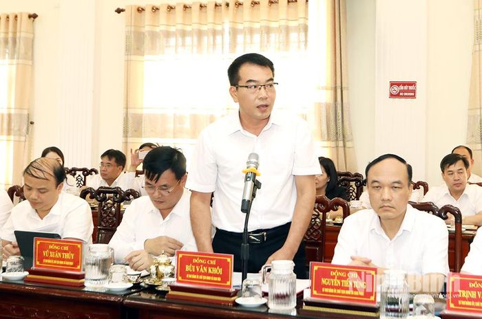 Đồng chí Bùi Văn Khôi, Bí thư Đảng ủy, Chủ tịch HĐND xã Giao Hòa phát biểu tại hội nghị.