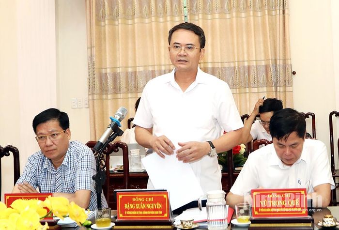 Đồng chí Đặng Xuân Nguyên, Tỉnh ủy viên, Chánh Văn phòng UBND tỉnh phát biểu tại hội nghị.