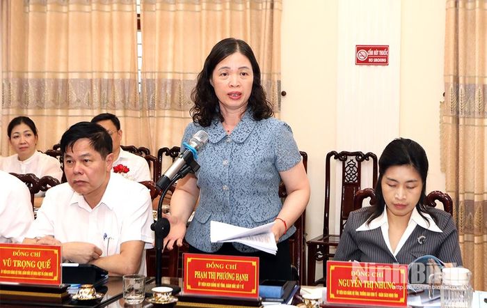 Đồng chí Phạm Thị Phương Hạnh, Tỉnh ủy viên, Giám đốc Sở Y tế phát biểu tại hội nghị.