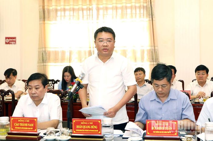 Đồng chí Doãn Quang Hùng, Bí thư Đảng ủy, Chủ tịch HĐND xã Giao Ninh phát biểu tại hội nghị.