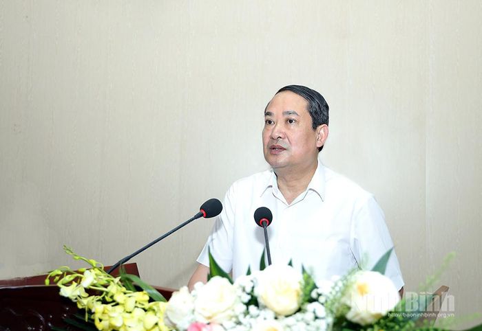 Đồng chí Mai Văn Tuất, Phó Bí thư Tỉnh ủy, Trưởng Đoàn đại biểu Quốc hội tỉnh phát biểu kết luận hội nghị.