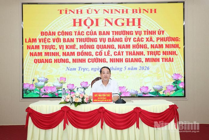 Đồng chí Mai Văn Tuất, Phó Bí thư Tỉnh ủy, Trưởng Đoàn đại biểu Quốc hội tỉnh chủ trì hội nghị.