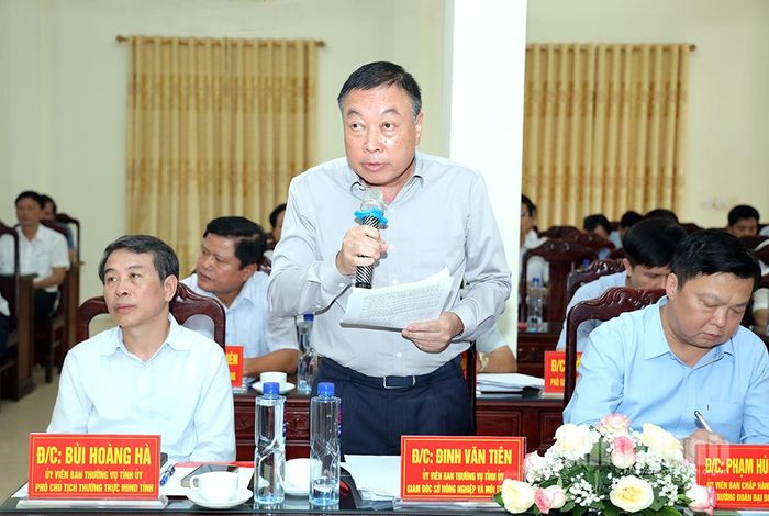 Đồng chí Đinh Văn Tiên, Ủy viên BTV Tỉnh ủy, Giám đốc Sở Nông nghiệp và Môi trường phát biểu tại hội nghị.