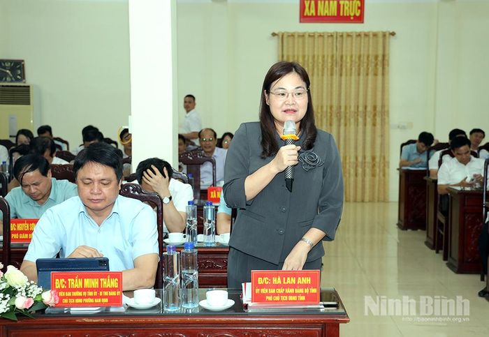 Đồng chí Hà Lan Anh, Tỉnh ủy viên, Phó Chủ tịch UBND tỉnh phát biểu tại hội nghị.