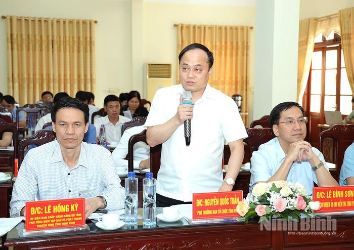 Đồng chí Nguyễn Quốc Toản, Phó Trưởng Ban Tổ chức Tỉnh ủy phát biểu tại hội nghị.