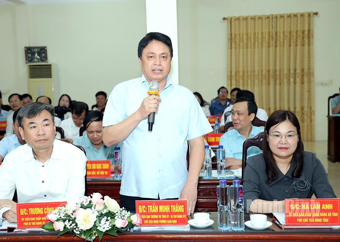 Đồng chí Trần Minh Thắng, Ủy viên BTV Tỉnh ủy, Bí thư Đảng ủy, Chủ tịch HĐND phường Nam Định phát biểu tại hội nghị.