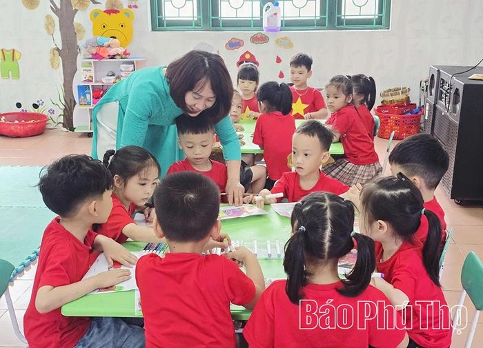 Cô giáo Phạm Thị Hiếu, trường mầm non Thanh Hà với lòng yêu nghề mến trẻ nhiều năm liền đạt giáo viên giỏi các cấp