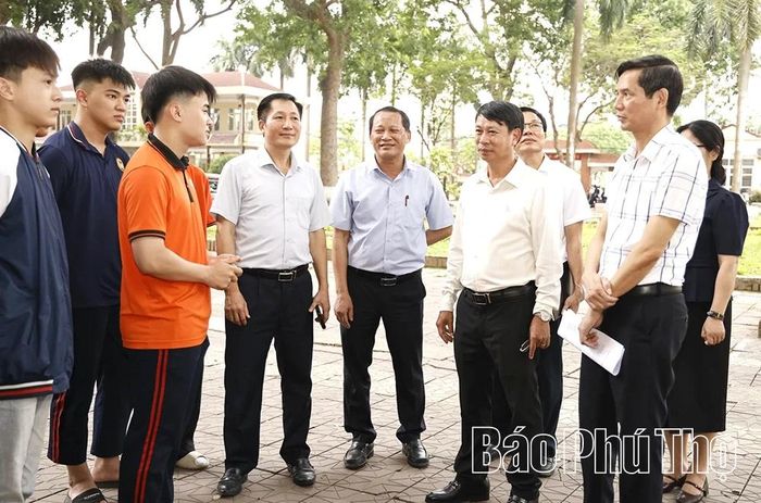 Phó Chủ tịch UBND tỉnh Nguyễn Khắc Hiếu động viên học sinh Trường THPT Yên Lạc trước kỳ thi tốt nghiệp.