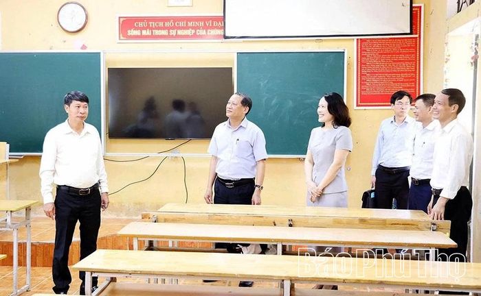 Phó Chủ tịch UBND tỉnh Nguyễn Khắc Hiếu kiểm tra cơ sở vật chất tại Trường THPT Tam Đảo.