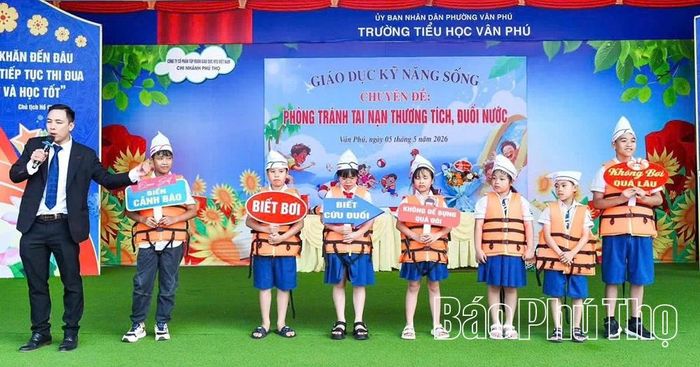 Trường Tiểu học Vân Phú tổ chức dạy kỹ năng phòng, chống đuối nước cho học sinh.