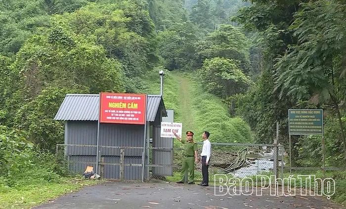 Xã Hiền Lương đặt biển cấm mọi tổ chức, cá nhân tự ý vào rừng leo núi, tắm suối khi chưa được cơ quan có thẩm quyền cho phép.