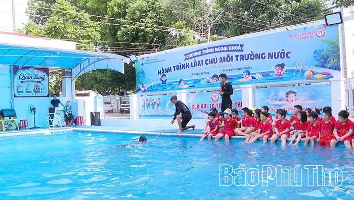 Trường Phổ thông Chất lượng cao Hùng Vương dạy học sinh kỹ năng sinh tồn dưới nước.