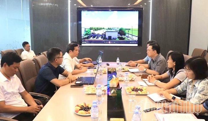 Đại diện chủ đầu tư KCN Nam Bình Xuyên thông tin tới đoàn công tác về tiến độ triển khai các dự án bảo vệ môi trường.