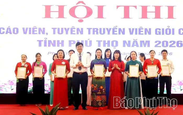 Các thí sinh đạt giải Ba tại Hội thi.