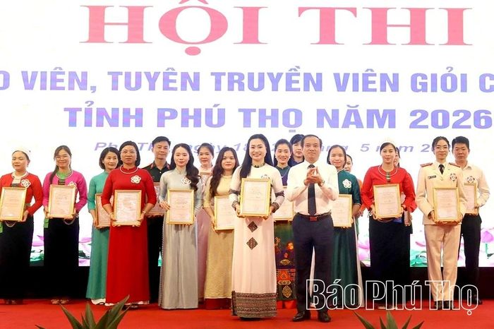 Trưởng Ban Tuyên giáo và Dân vận Tỉnh ủy Lương Đức Minh trao giải Nhất cho thí sinh Vũ Thị Nga, Đảng bộ xã Yên Thủy.
