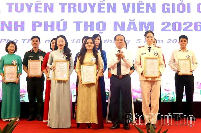 Ban Tổ chức trao giải Nhì cho các thí sinh.