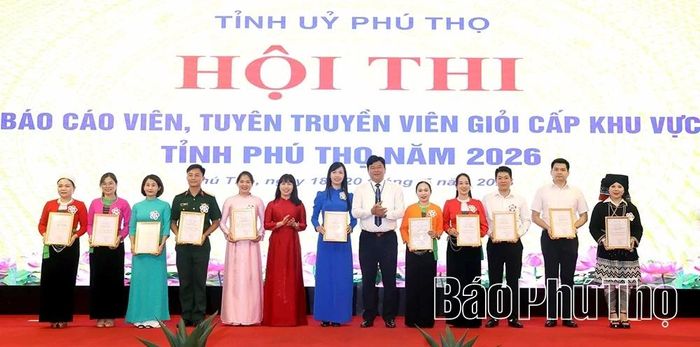 Các thí sinh đạt giải Khuyến khích tại Hội thi.