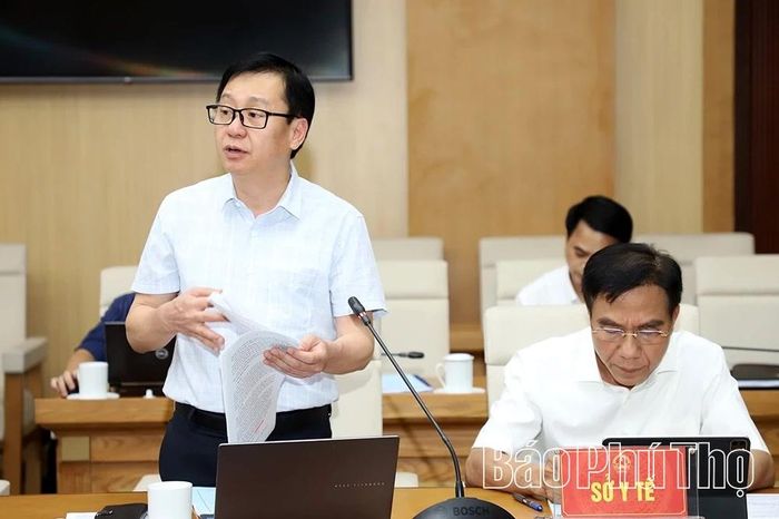 Đại diện lãnh đạo Sở Y tế báo cáo tại hội nghị.
