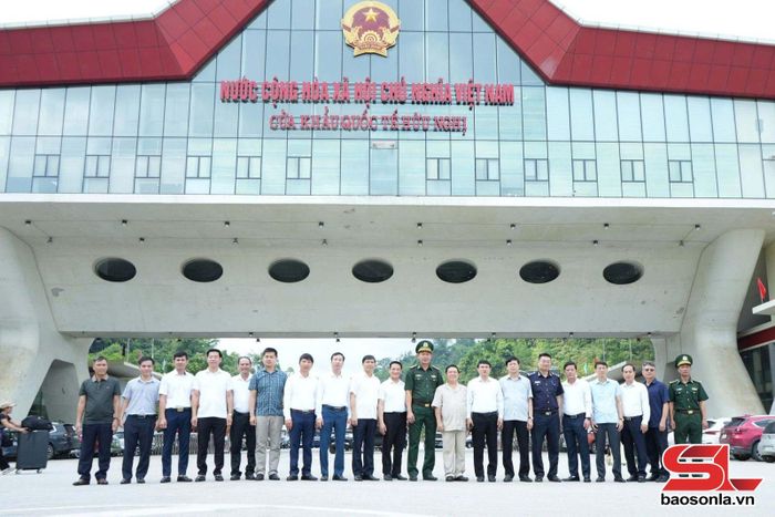 Đoàn công tác tỉnh Sơn La và Lạng Sơn chụp ảnh lưu niệm tại cửa khẩu quốc tế Hữu Nghị.