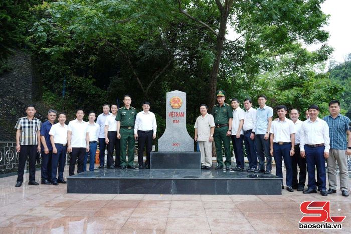 Đoàn công tác của tỉnh Sơn La, tỉnh Lạng Sơn chụp ảnh lưu niệm tại cột mốc 1116 tại Cửa khẩu quốc tế Hữu Nghị - Lạng Sơn