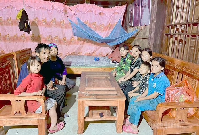 Vợ chồng anh Dương Văn Thắng, thôn Khuổi Ma, xã Hùng Lợi đông con vất vả mưu sinh trong căn nhà nhỏ.