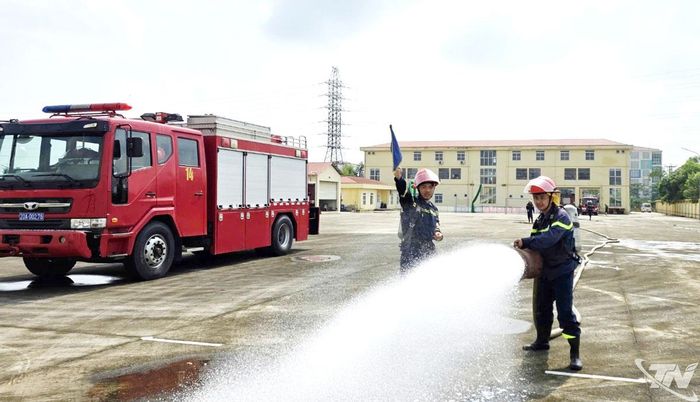 Kiểm tra nội dung thực hành chữa cháy sử dụng lăng phun bọt.