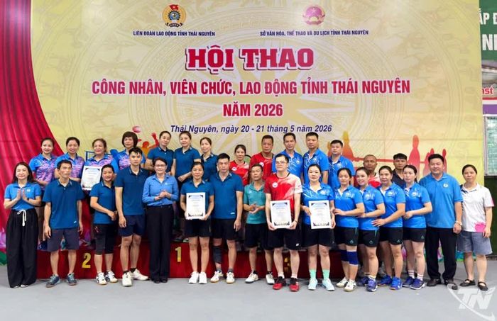 Ban Tổ chức trao giải cho các đội thi đạt thành tích cao.