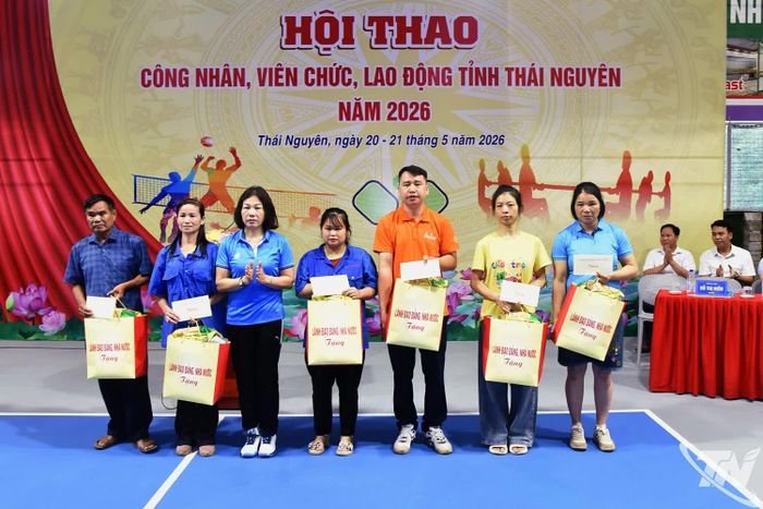 Ban Tổ chức trao quà của lãnh đạo Đảng, Nhà nước tặng công nhân, người lao động có hoàn cảnh khó khăn.