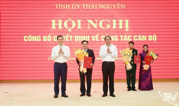 Đồng chí Bí thư Tỉnh ủy và đồng chí Chủ tịch UBND tỉnh trao quyết định, chúc mừng đồng chí Phạm Lê Nguyên.