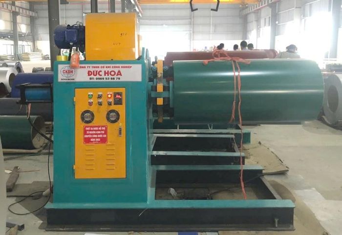  Nhờ sự hỗ trợ từ nguồn khuyến công quốc gia năm 2025, Công ty Cổ phần công nghiệp - thương mại Nhuận Hưng (tỉnh Hưng Yên) đã đầu tư Máy cán tôn giúp chủ động trong sản xuất, tăng năng suất, chất lượng sản phẩm. 